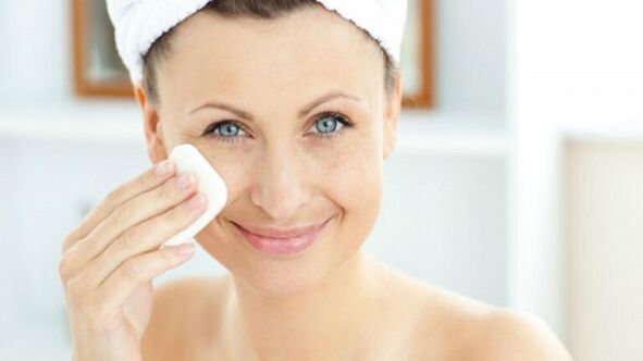 Soin du visage pour le rajeunissement de la peau à domicile.
